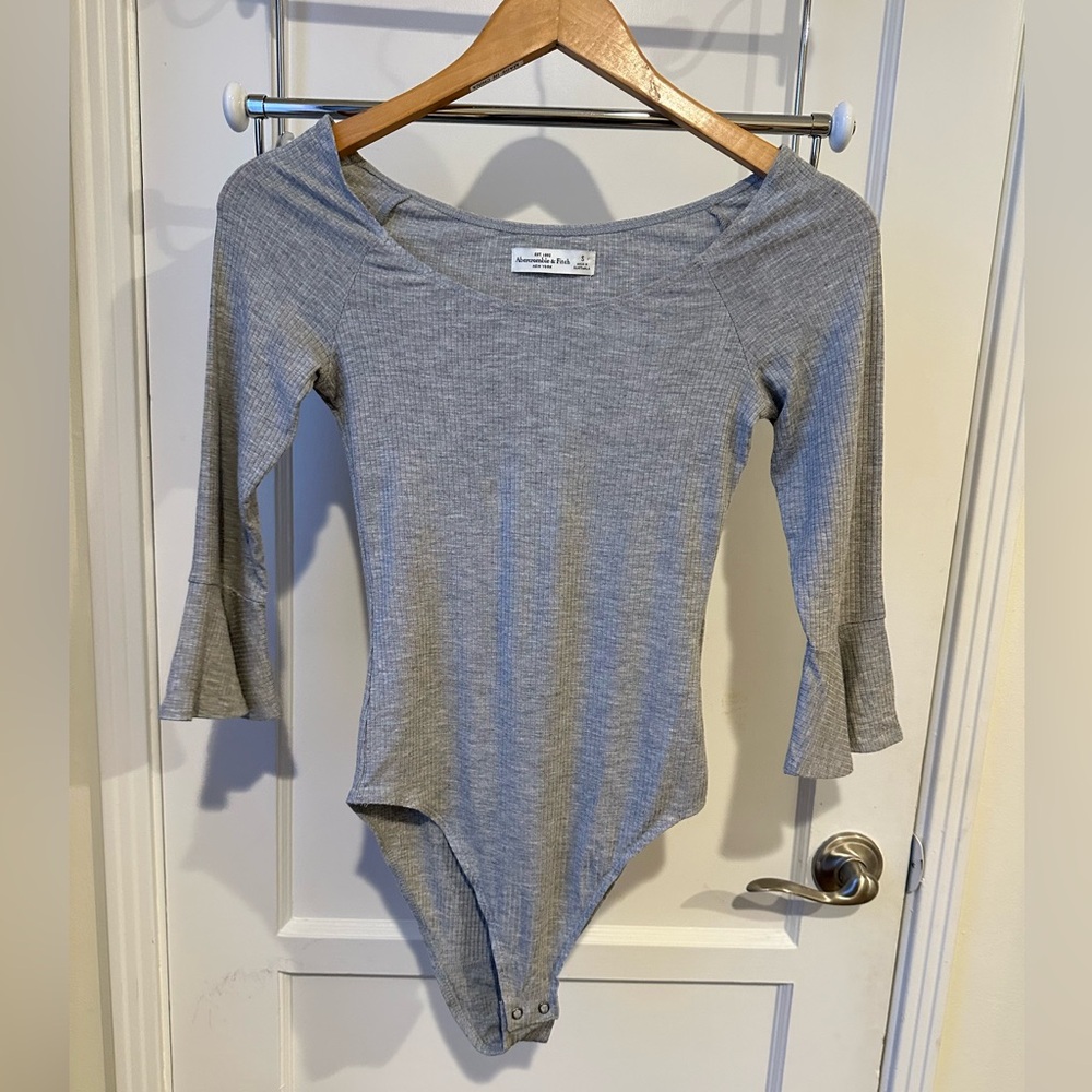 NWOT Abercrombie & Fitch Gray Bodysuit with Three Quarter Fluted Sleeves, Size S